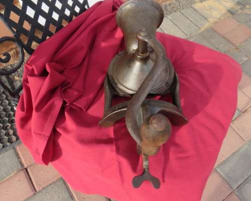 Antique cast iron no 3 LOVELOCK London coffee grinder in very good condition. Enamel inside.Complete
