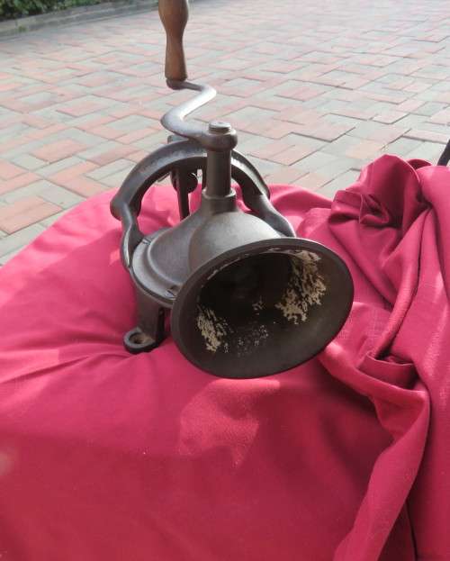 Antique cast iron no 3 LOVELOCK London coffee grinder in very good condition. Enamel inside.Complete