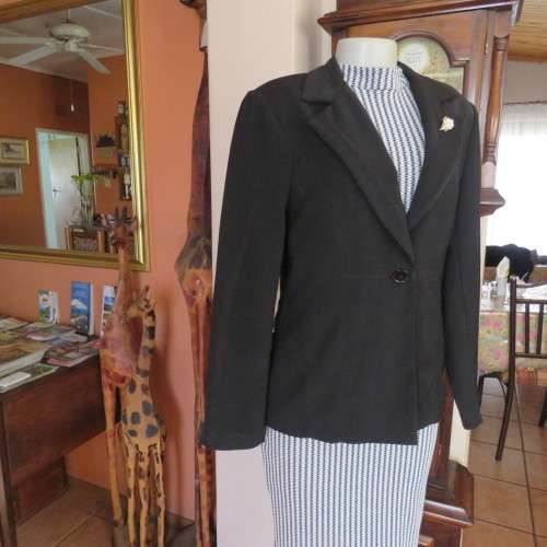 High class black OASIS long sleeve lined jacket. Stitching detail.One button closure.Size 36.As new.