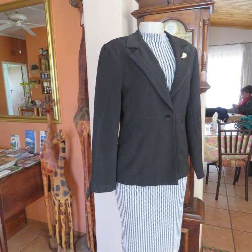 High class black OASIS long sleeve lined jacket. Stitching detail.One button closure.Size 36.As new.