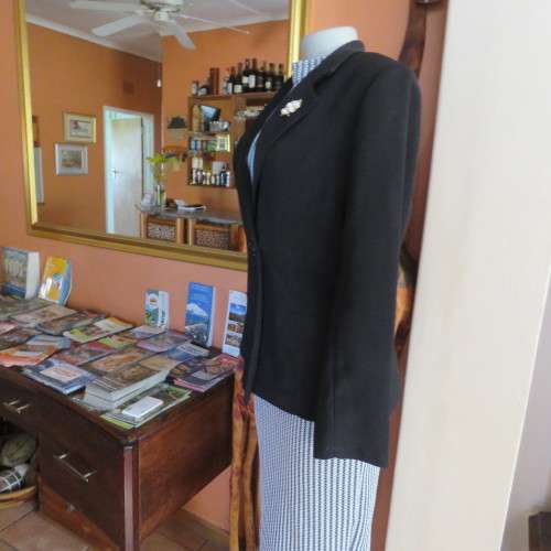 High class black OASIS long sleeve lined jacket. Stitching detail.One button closure.Size 36.As new.