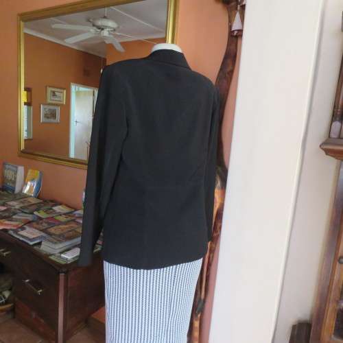 High class black OASIS long sleeve lined jacket. Stitching detail.One button closure.Size 36.As new.