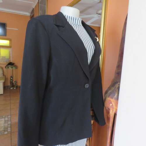 High class black OASIS long sleeve lined jacket. Stitching detail.One button closure.Size 36.As new.