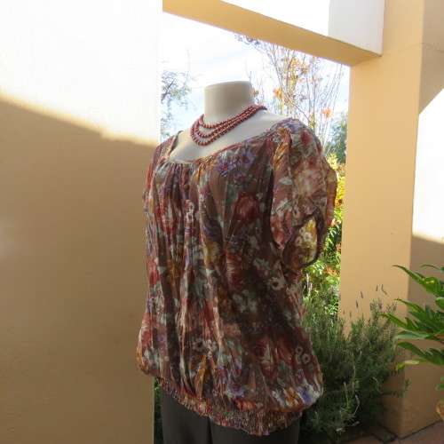 Lovely floral blouson slip over top in creased polyester. By DONNA CLAIRE size 50/26. New cond.