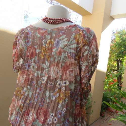 Lovely floral blouson slip over top in creased polyester. By DONNA CLAIRE size 50/26. New cond.