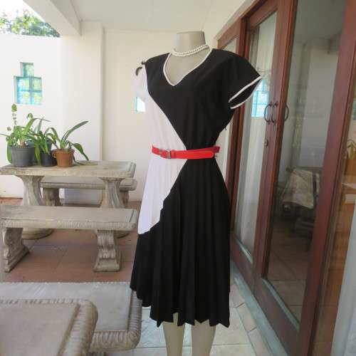 Fabulouse black/white colour blocked 1970 vintage dress by EXCELSIOR size 34.Pleated skirt.Very good