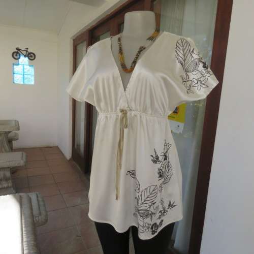 Silky rich cream satin empire top with black floral/bird print. Size 36 by RT.Elasticated under bust