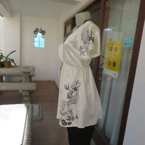 Silky rich cream satin empire top with black floral/bird print. Size 36 by RT.Elasticated under bust