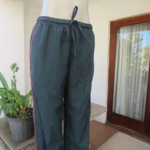High quality sweatpants size 34/10 by WOOLWORTHS in castleton green nylon/white polycotton inner.