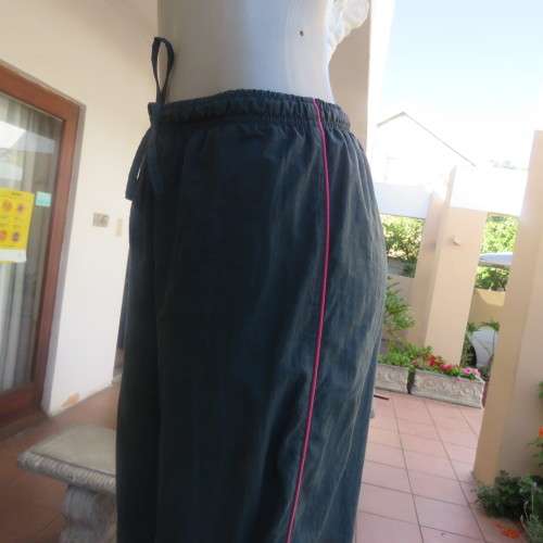 High quality sweatpants size 34/10 by WOOLWORTHS in castleton green nylon/white polycotton inner.
