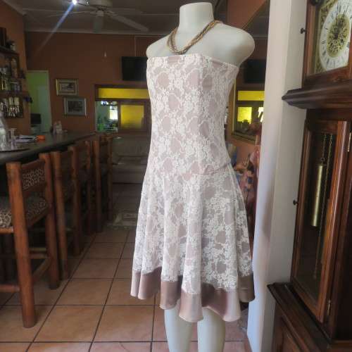 Fabulous PARI & MAX  34 strapless dress in peanut stretch nylon/rich cream acrylic lace. As new