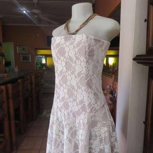 Fabulous PARI & MAX  34 strapless dress in peanut stretch nylon/rich cream acrylic lace. As new