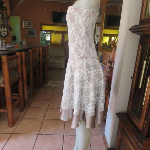 Fabulous PARI & MAX  34 strapless dress in peanut stretch nylon/rich cream acrylic lace. As new