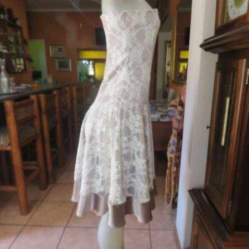 Fabulous PARI & MAX  34 strapless dress in peanut stretch nylon/rich cream acrylic lace. As new