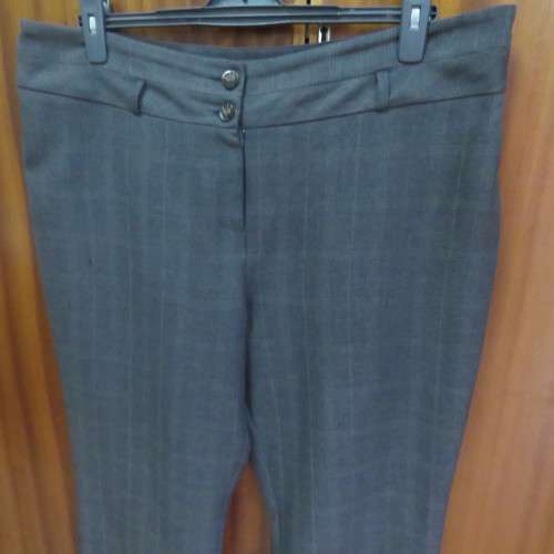 Dress pants in brown/beige check polyester/rayon blend.Size 42/18.By FASHION EXPRESS. Good cond.