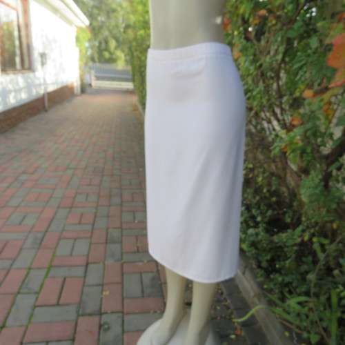 Comfy smart white straight cut skirt in textured polyester. Pleat at back.Elasticated waist. Size 38