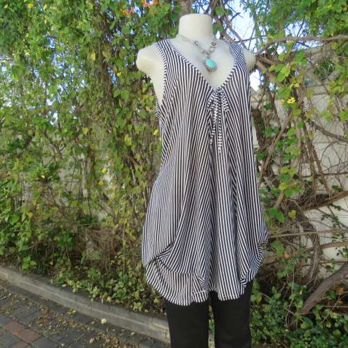 Silky long black/white vertical stretch sexy sleeveless top. Size 38 by LA LIDA. Unique front inlays
