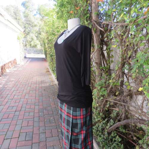 Casual long black viscose stretch top with gathered bottom sides.Elbow sleeves.By WOOLWORTHS size 36