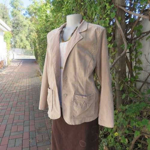 Warm wheat colour velveteen stretch jacket size 44/20. 2 front pockets. 2 button closure. As new.
