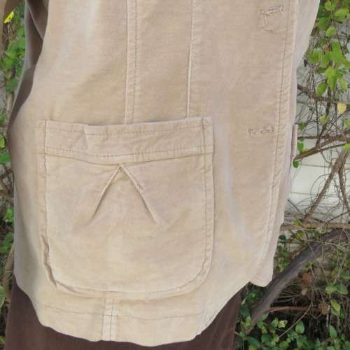 Warm wheat colour velveteen stretch jacket size 44/20. 2 front pockets. 2 button closure. As new.
