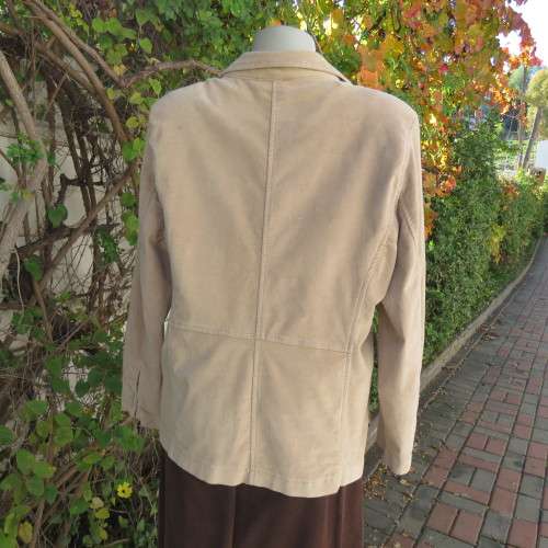Warm wheat colour velveteen stretch jacket size 44/20. 2 front pockets. 2 button closure. As new.