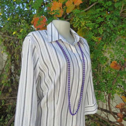 Classic white polycotton button down top with black embossed stripes. 3/4 sleeves. By EXACT size 40.