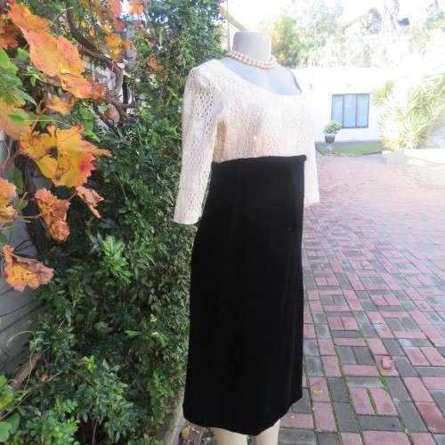 Unbelievable black velvet and cream cotton lace vintage GAVOTTE 70`s dress in size large 36.