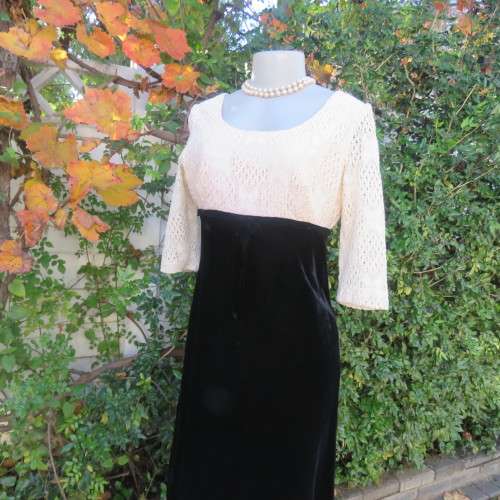 Unbelievable black velvet and cream cotton lace vintage GAVOTTE 70`s dress in size large 36.