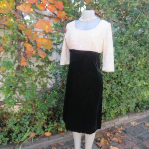Unbelievable black velvet and cream cotton lace vintage GAVOTTE 70`s dress in size large 36.