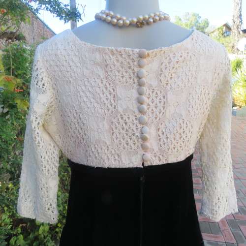 Unbelievable black velvet and cream cotton lace vintage GAVOTTE 70`s dress in size large 36.
