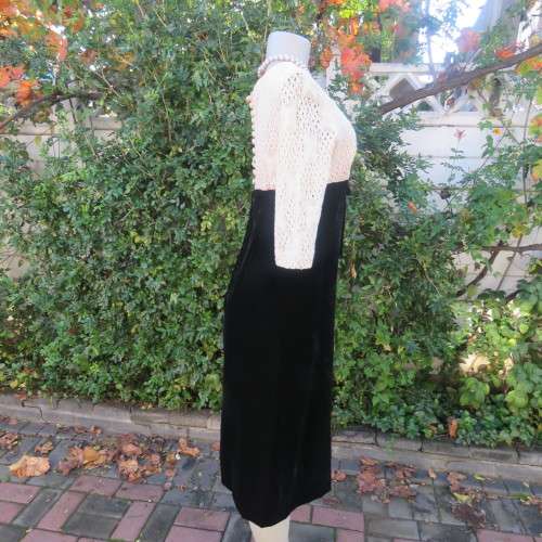 Unbelievable black velvet and cream cotton lace vintage GAVOTTE 70`s dress in size large 36.