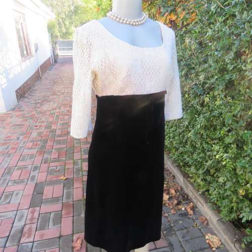 Unbelievable black velvet and cream cotton lace vintage GAVOTTE 70`s dress in size large 36.