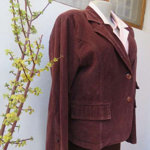 Warm brown corduroy button down jacket. By D Collection from India size 40/16. 100% Cotton stretch.