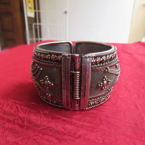 Stunning antique silver wide clip on 4cm bracelet. Beautiful pattern. Unknown alloy. As new.