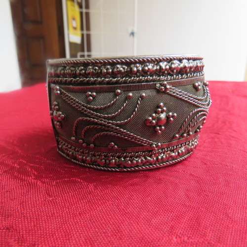 Stunning antique silver wide clip on 4cm bracelet. Beautiful pattern. Unknown alloy. As new.