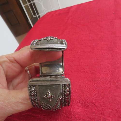 Stunning antique silver wide clip on 4cm bracelet. Beautiful pattern. Unknown alloy. As new.