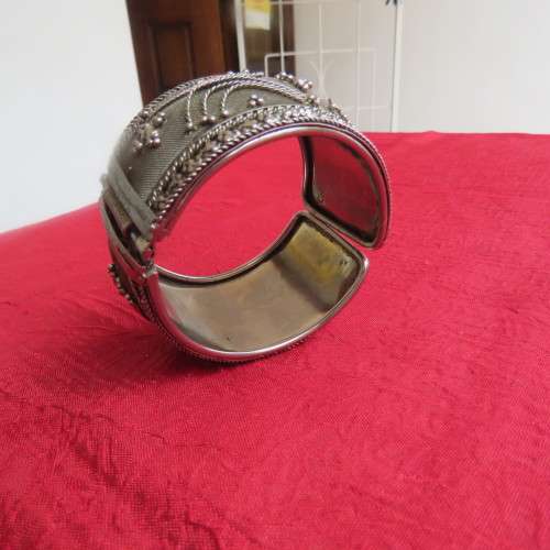 Stunning antique silver wide clip on 4cm bracelet. Beautiful pattern. Unknown alloy. As new.