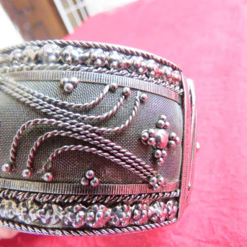 Stunning antique silver wide clip on 4cm bracelet. Beautiful pattern. Unknown alloy. As new.
