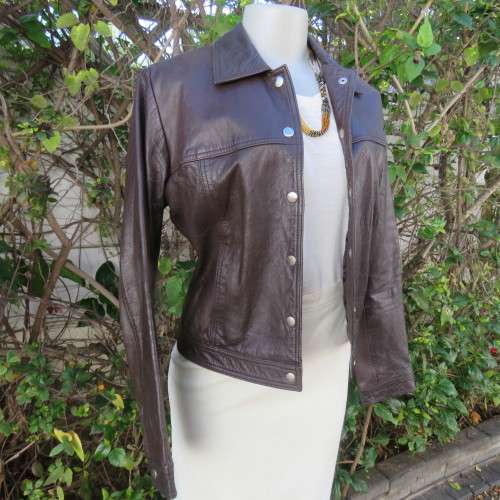High quality genuine leather brown jacket with collar. By VERA MODA size 36. New condition.