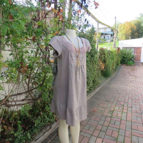 Chic loose ecru colour long top. Capped sleeves.Front lace decoration.Size 36