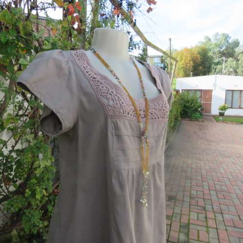 Chic loose ecru colour long top. Capped sleeves.Front lace decoration.Size 36