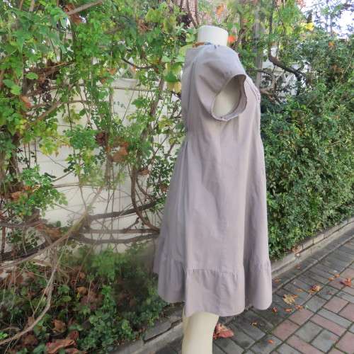 Chic loose ecru colour long top. Capped sleeves.Front lace decoration.Size 36