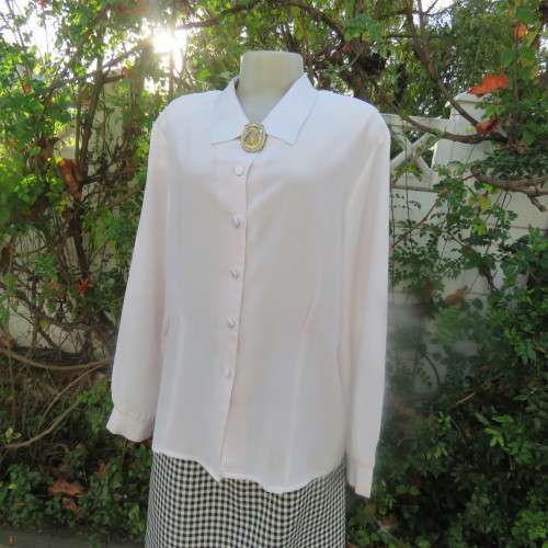 Smart long sleeve off-white top. Button down with satin covered buttons/shirt collar.Size 40. M.H.