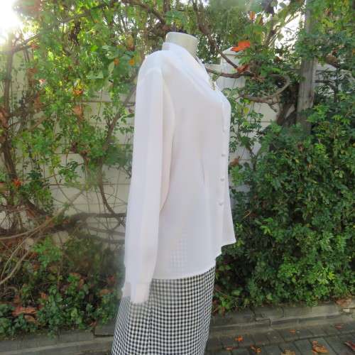 Smart long sleeve off-white top. Button down with satin covered buttons/shirt collar.Size 40. M.H.