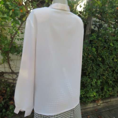Smart long sleeve off-white top. Button down with satin covered buttons/shirt collar.Size 40. M.H.