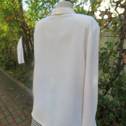 Smart long sleeve off-white top. Button down with satin covered buttons/shirt collar.Size 40. M.H.