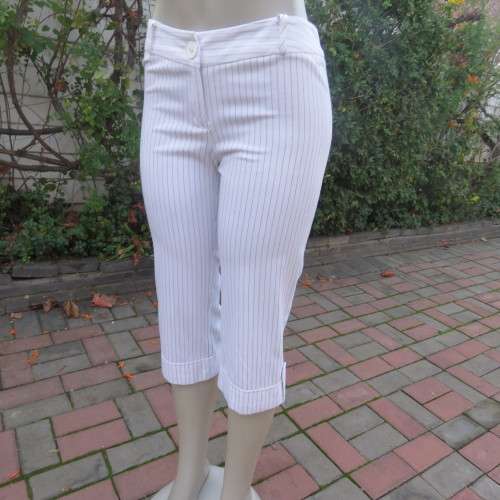 Smart white cropped pants with black broken vertical stripes. Stretch cotton. Size 34/10 by EXACT.