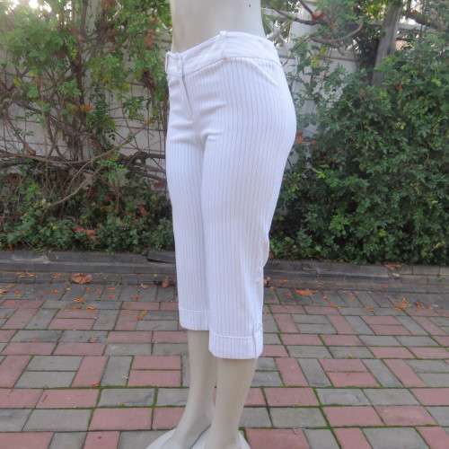 Smart white cropped pants with black broken vertical stripes. Stretch cotton. Size 34/10 by EXACT.