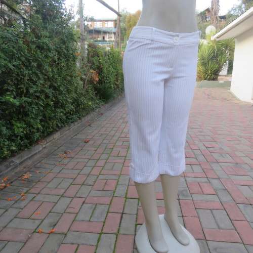 Smart white cropped pants with black broken vertical stripes. Stretch cotton. Size 34/10 by EXACT.