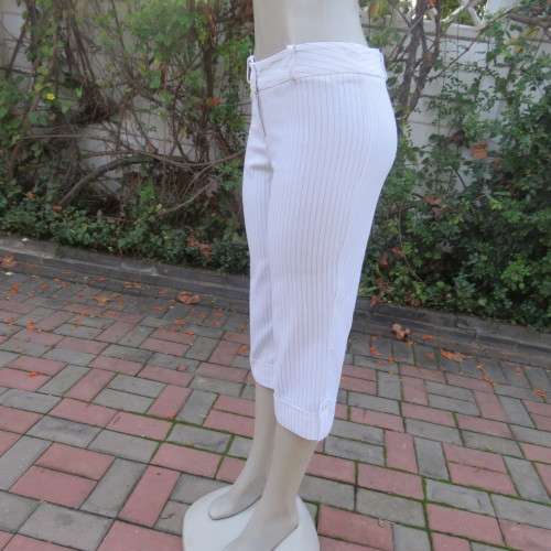 Smart white cropped pants with black broken vertical stripes. Stretch cotton. Size 34/10 by EXACT.